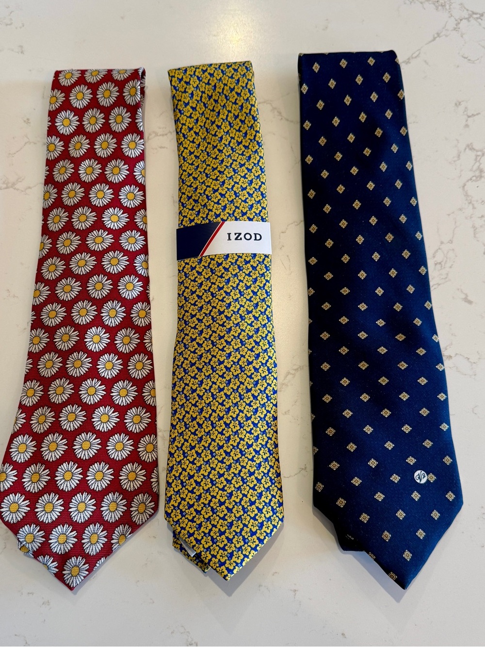 NWT Izod Yellow Silk Floral Necktie with Blue Accent